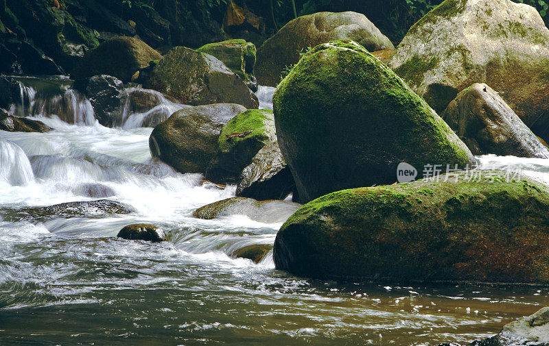 水流过岩石