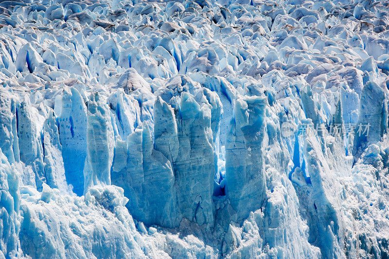 阿根廷巴塔哥尼亚佩里托莫雷诺冰川的蓝色冰川