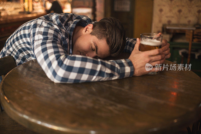 一个在酒吧里睡觉的醉鬼。