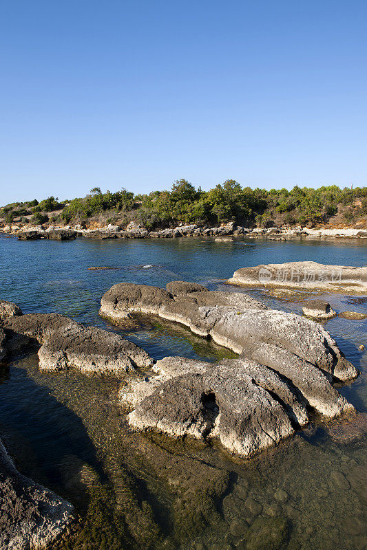 多岩石的海岸线