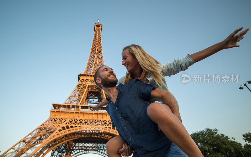 一对年轻夫妇在巴黎埃菲尔铁塔附近