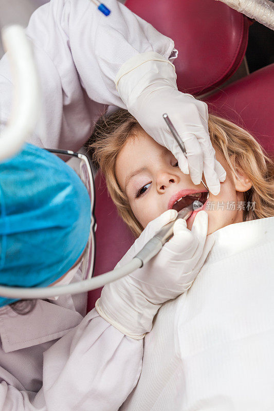 牙医正畸女医生为儿童病人做牙科护理