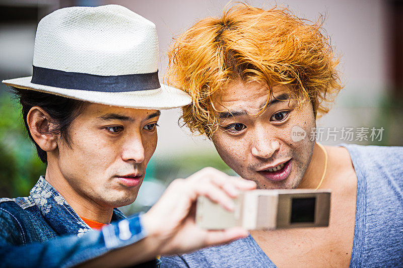 两个日本极客在看手机