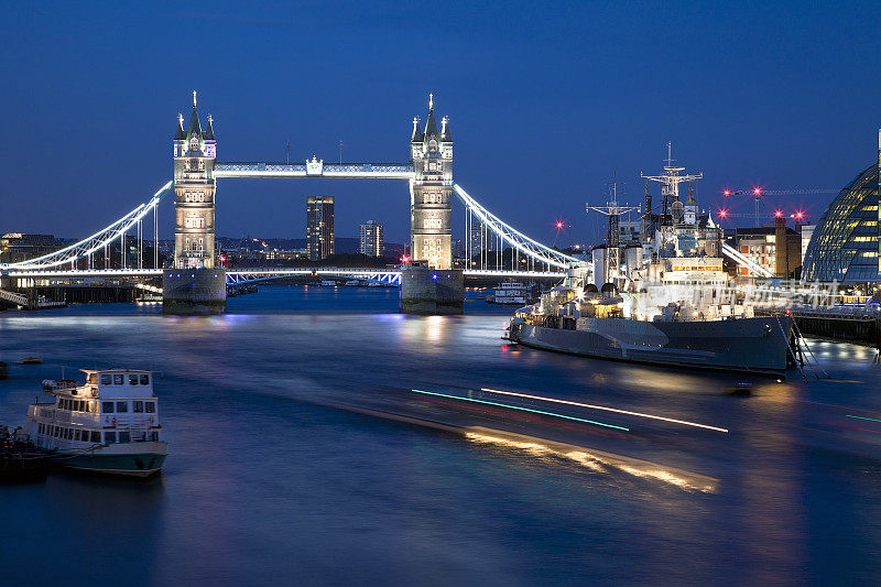 伦敦塔桥和伦敦金融城的夜景