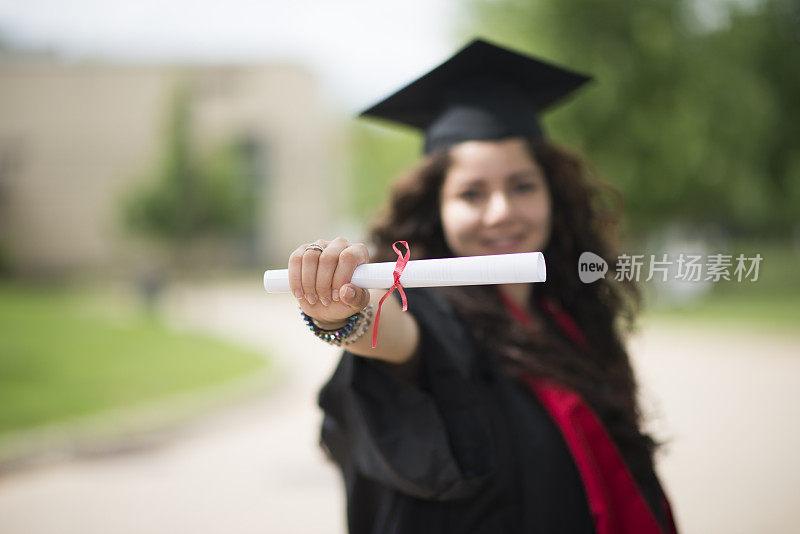 女大学毕业生