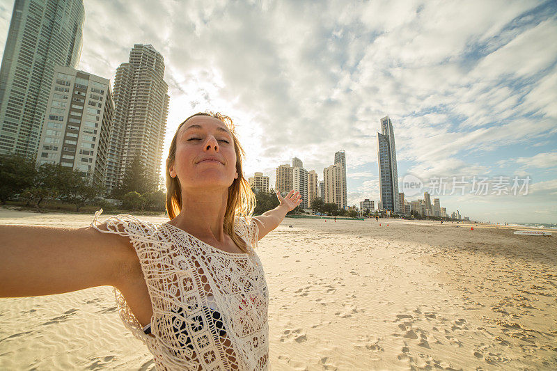 白种人女性在海滩上放松，澳大利亚