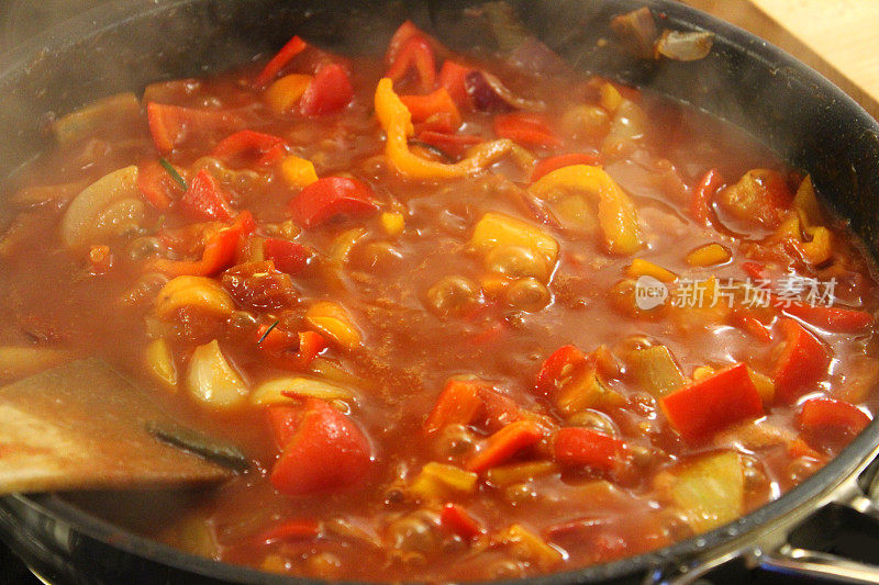 番茄杂烩配洋葱和红甜椒，煮，煨
