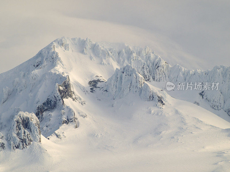 俄勒冈州的胡德山山顶有雪云