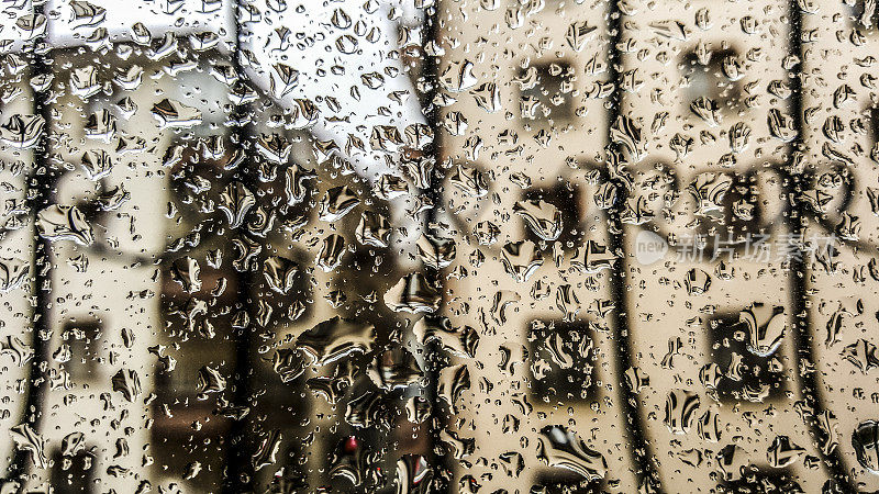 小雨打在窗口