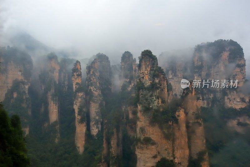 雨中的奇峰