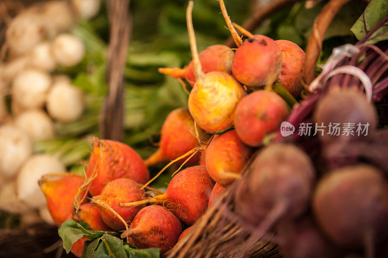 根菜和芜菁的特写，捆在篮子里