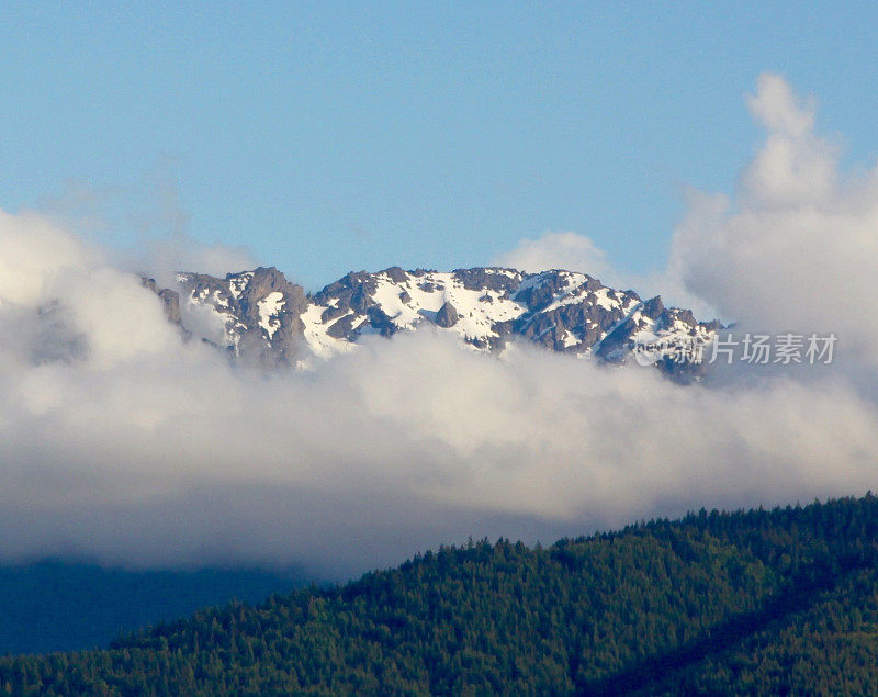 从云中隐约可见的奥林匹克山