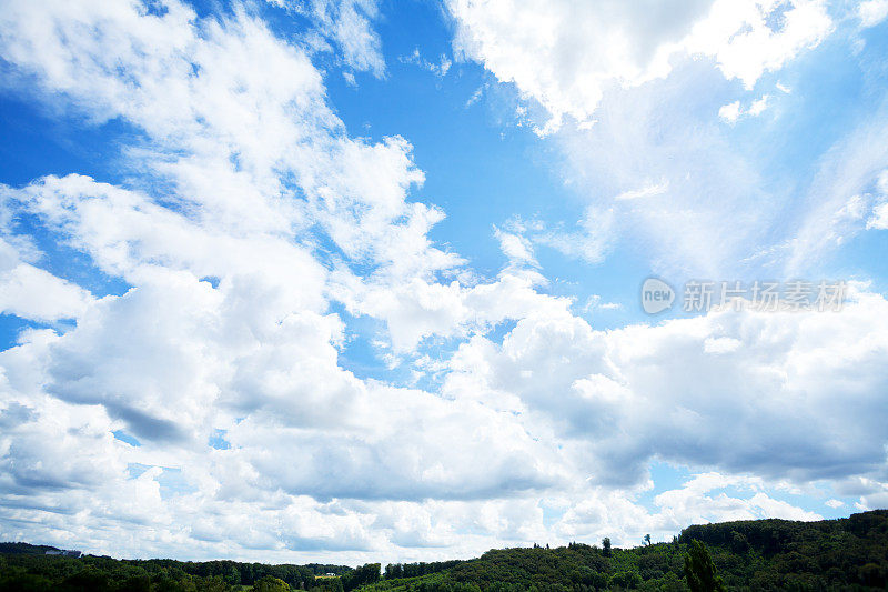 鲁尔的树林和夏日的天空