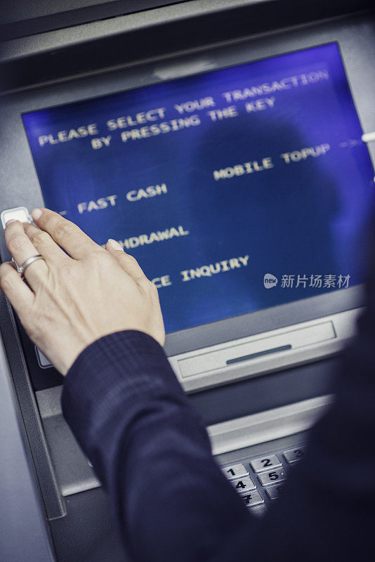 ATM机屏幕和女人的手