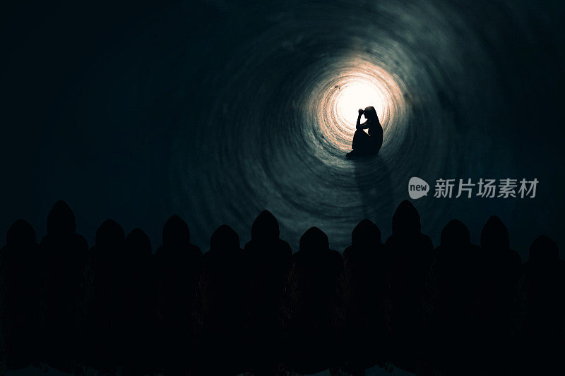 在黑暗之魂注视下祈祷的女人