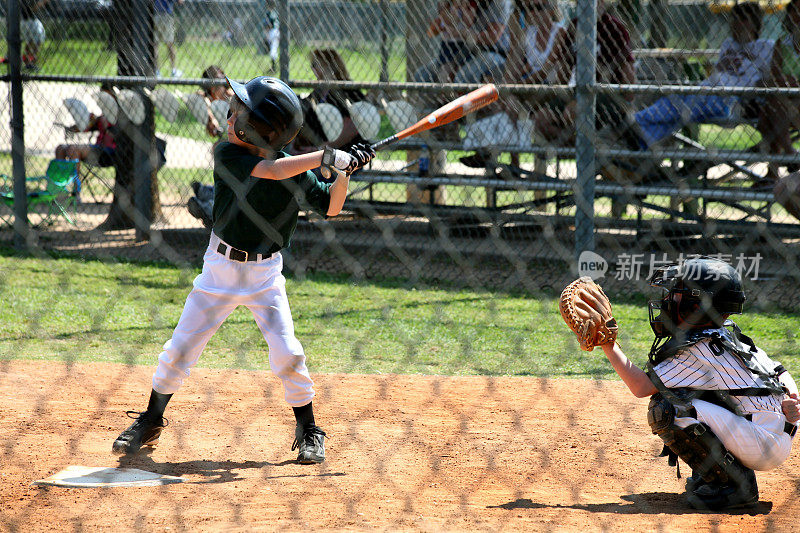 运动:小联盟棒球运动员的击球。