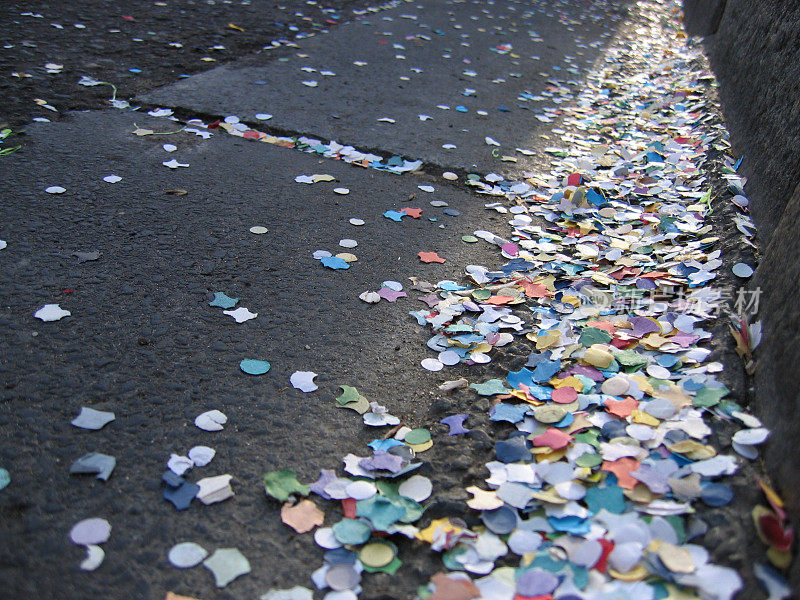 人行道上五彩纸屑的高角度视图