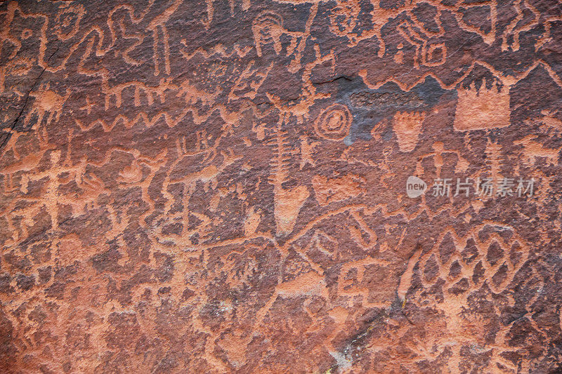 岩石雕刻太阳日历古代人物