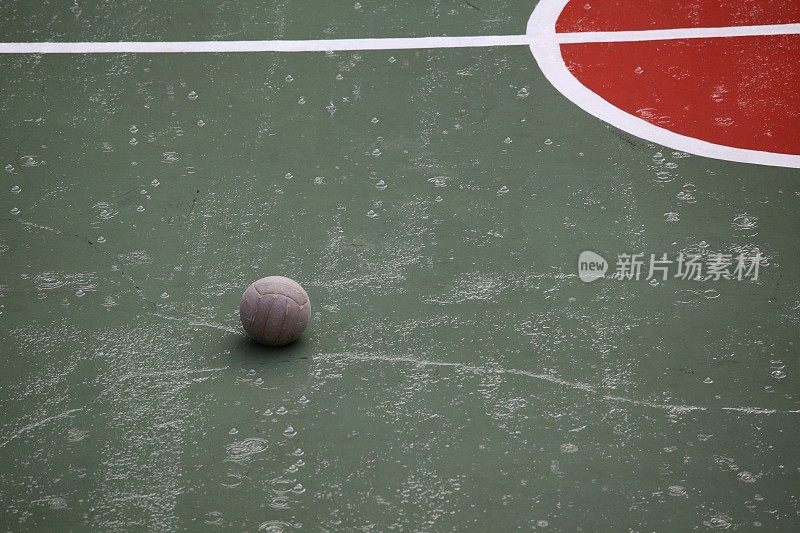 老球和雨