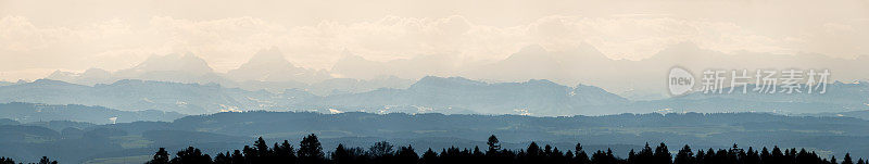 从Weissenfels看到的大的阿尔卑斯山峰全景。