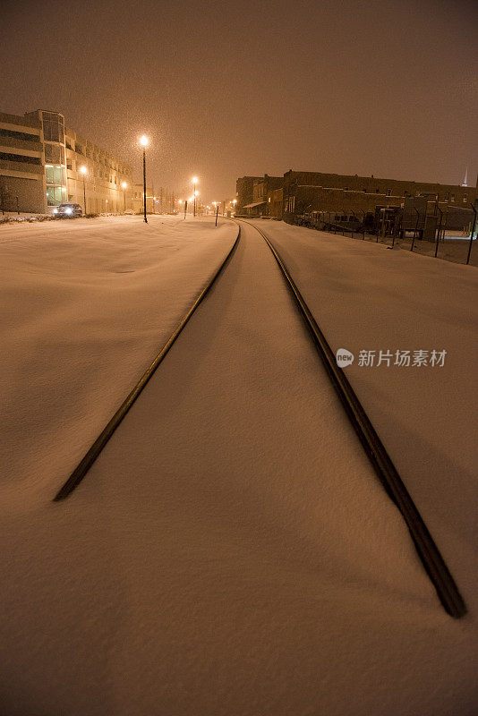 晚上铁轨上有新雪