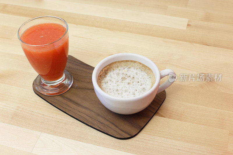 卡布奇诺咖啡和橙汁