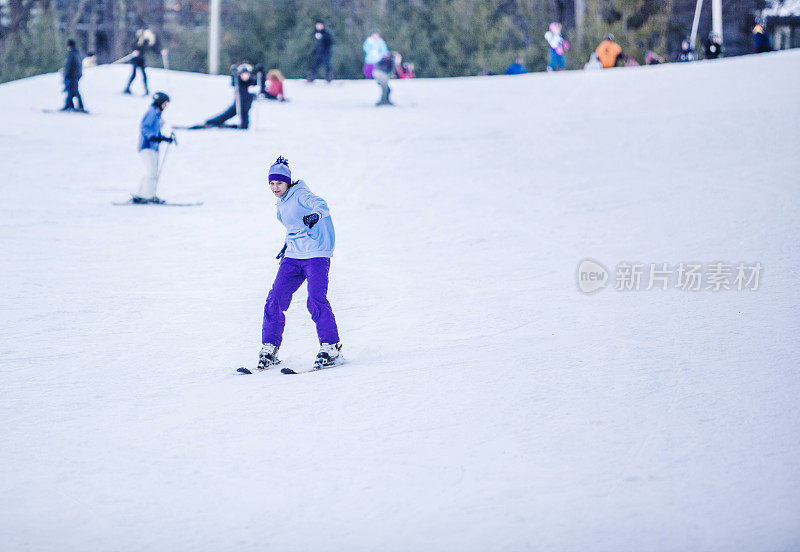 滑雪胜地的兔子斜坡上的女孩