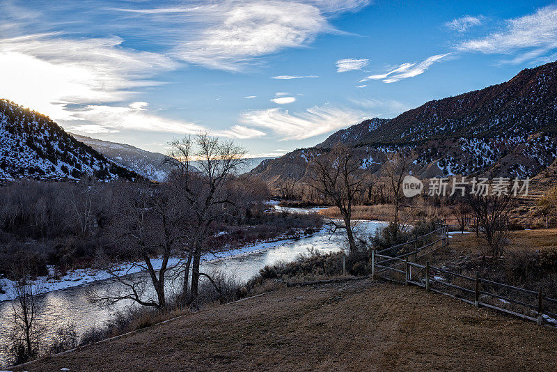 鹰河在冬季Stark景观