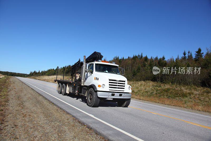 高速公路上装有起重机的卡车