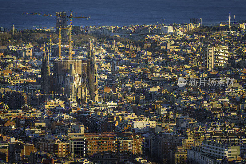 巴塞罗那圣家族大厦高耸于西班牙地中海城市之上