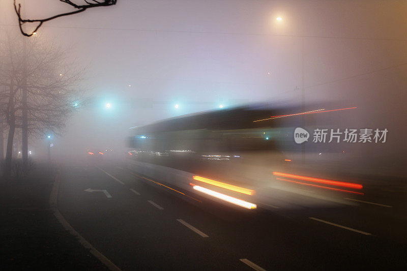 市中心有雾的夜晚