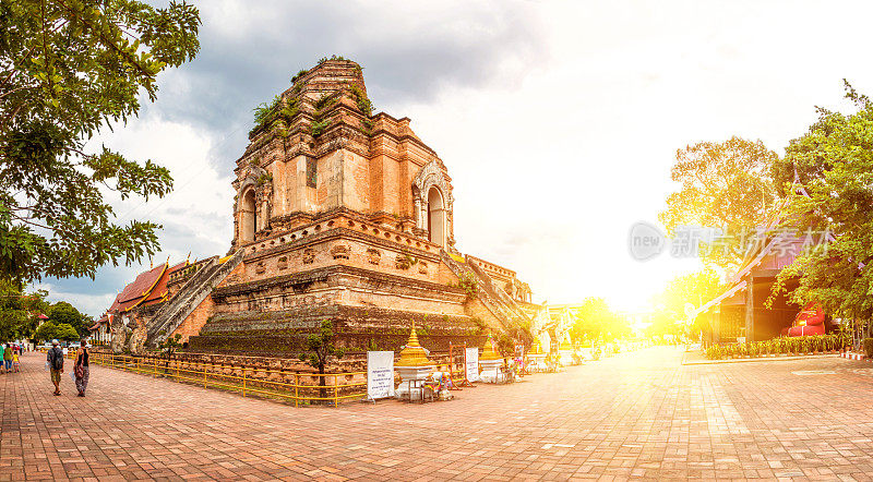 泰国古老的砖砌庙宇和天际线
