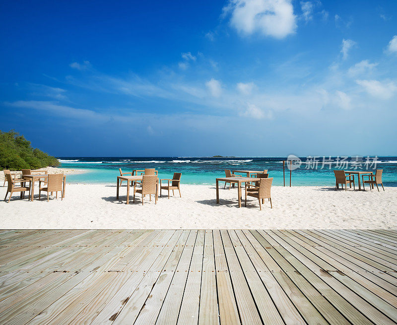 热带海滩餐厅旁边的木质平台