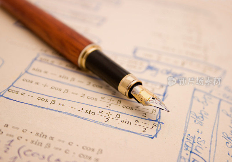 数学公式和钢笔在旧纸上