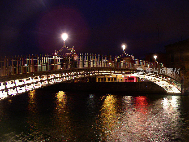 都柏林的哈彭尼桥，晚上