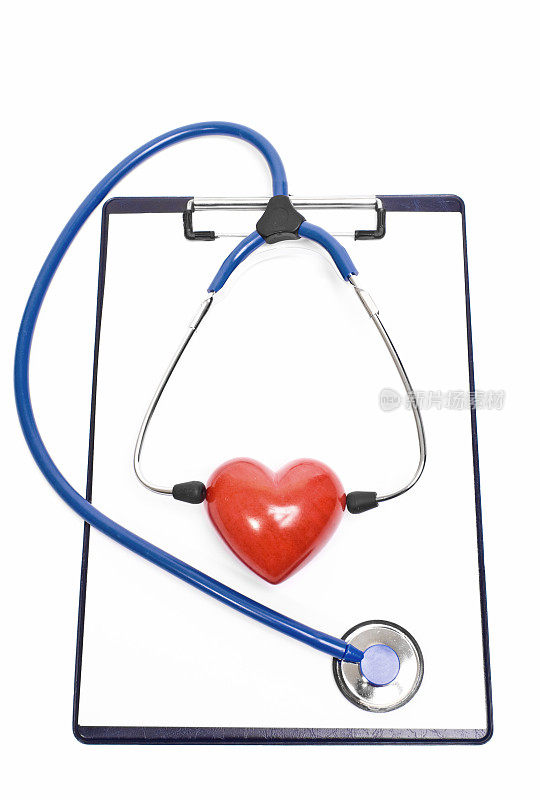 听诊器放在带心脏的写字板上