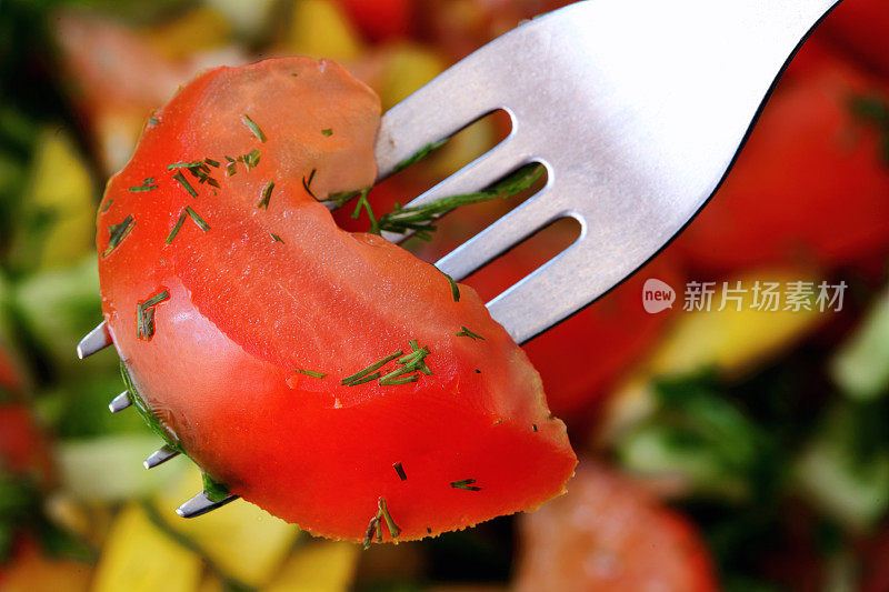 叉子上的番茄片特写