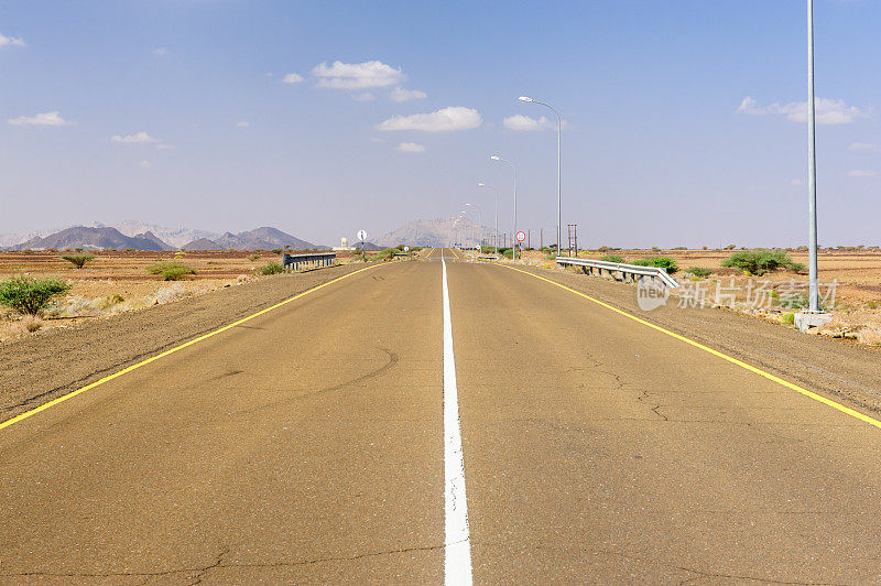 哈贾尔山脉蜿蜒的乡村公路