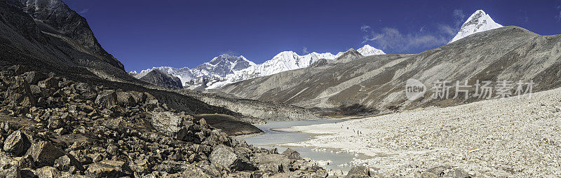 喜马拉雅山的登山者在Hungu山谷荒野尼泊尔
