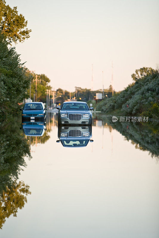 被洪水淹没的道路上停着的车辆