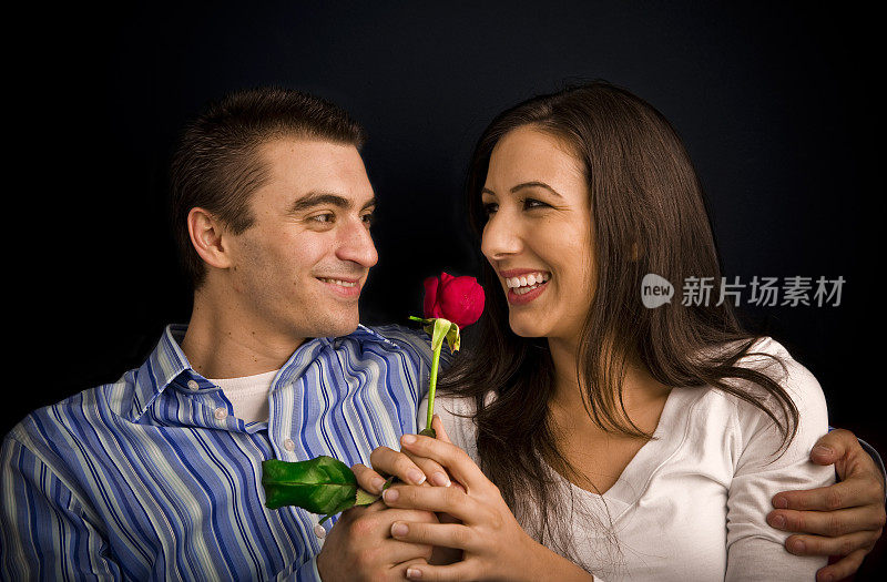 年轻情侣在情人节分享玫瑰