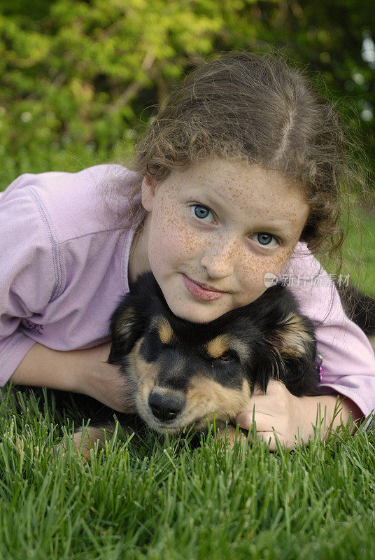 女孩和她的小狗