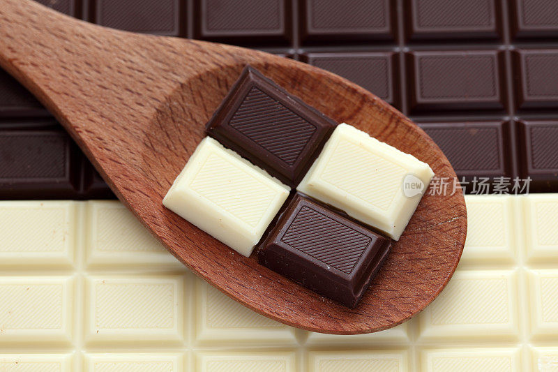 木勺里装着黑巧克力和白巧克力