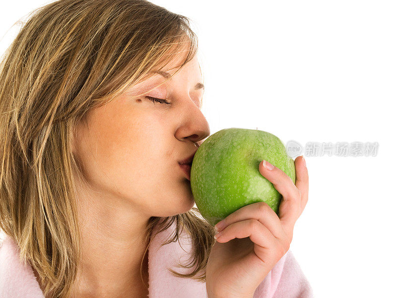 亲吻一个苹果