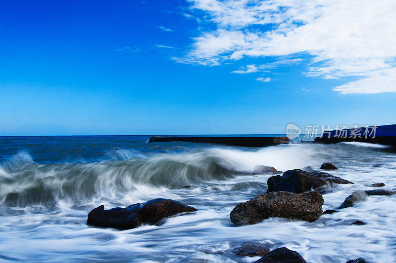 大浪拍打着海岸，激起浪花