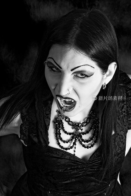 可怕的女吸血鬼在镜头前咆哮，黑白黑白。