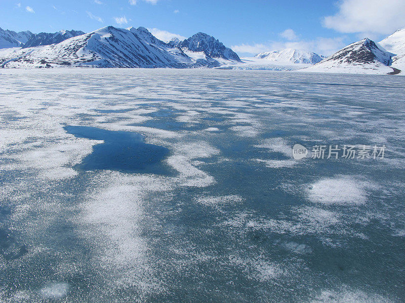 浮冰覆盖着海洋