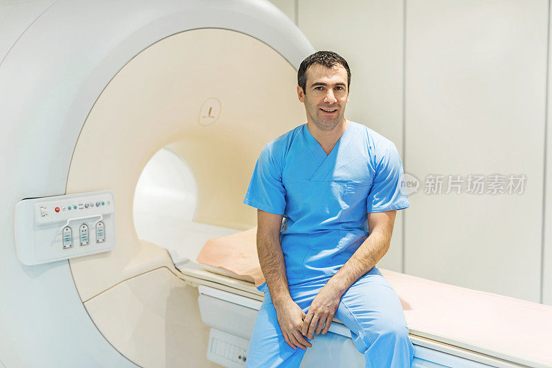 男性放射科医生和MRI扫描仪。