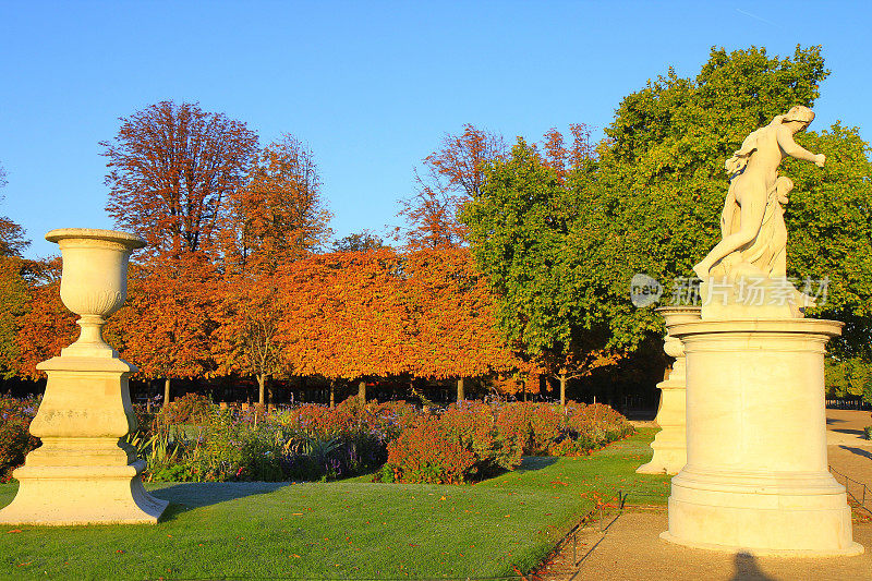 秋日阳光明媚的杜伊勒里花园，法国巴黎