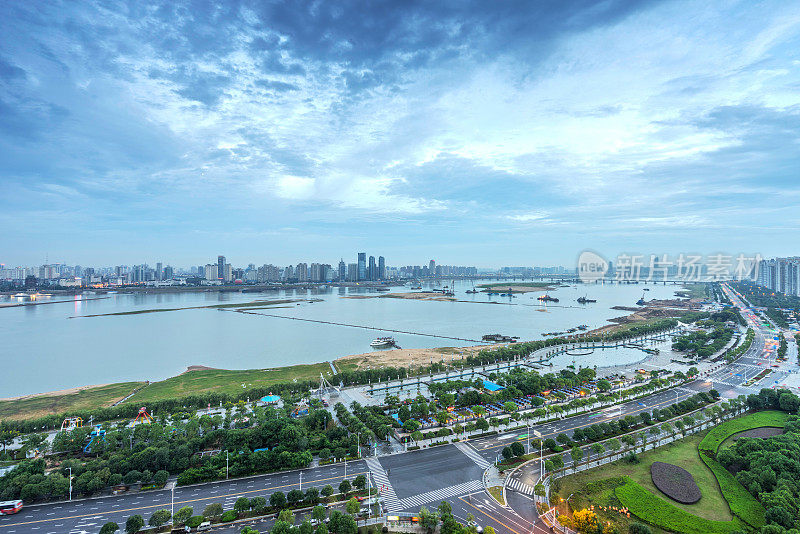 俯瞰中国上海的金融区和城市景观